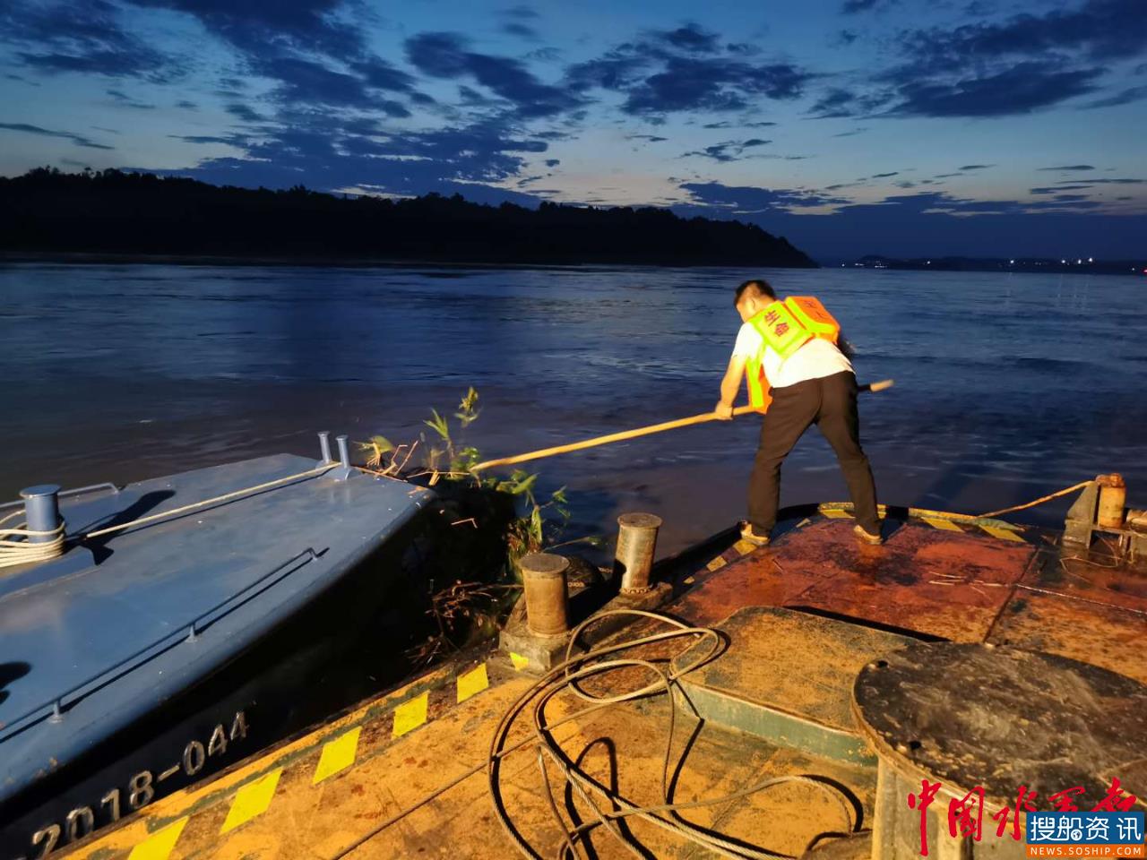 长江叙泸段航道遭遇洪峰突袭 峰值水位为近三年之最 宜宾航道局昼夜奋战保畅通