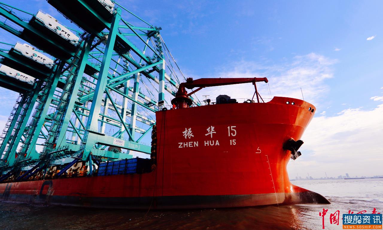 振华重工4台岸桥成功发运马来西亚PTP港