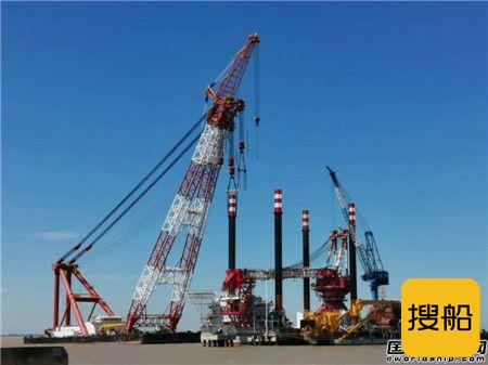 振华重工完成2500吨坐底式海上风电安装平台桩腿吊装