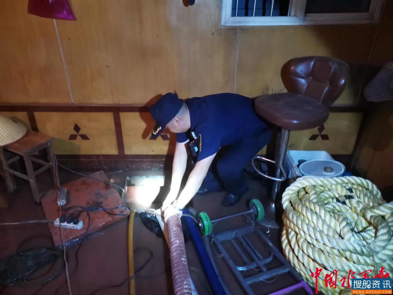 一货船在船闸口搁浅  杭州交通港航紧急救援