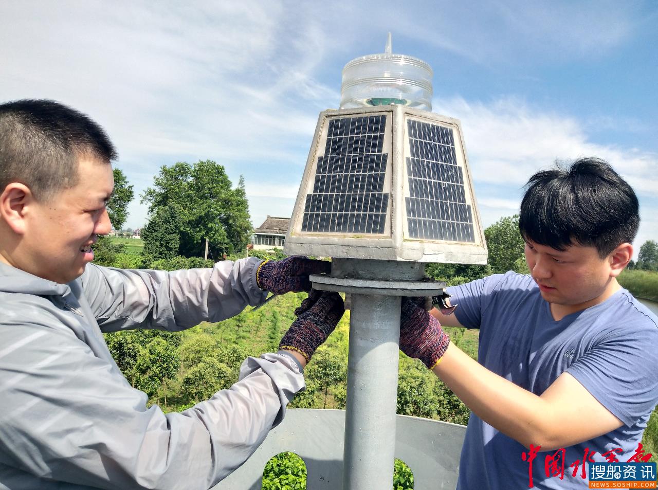 南通港航海安分中心：与高温赛跑，五座航标灯换新颜