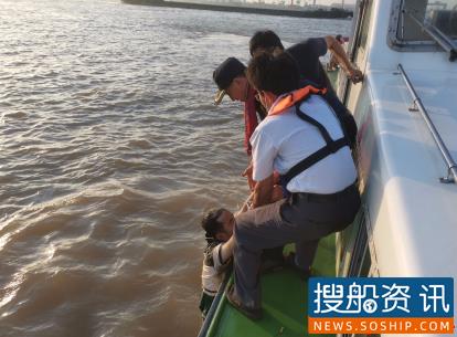 落水者险沉江底 海事人员紧急施救