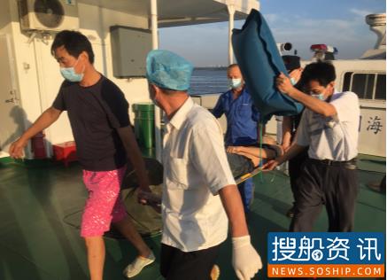 落水者险沉江底 海事人员紧急施救
