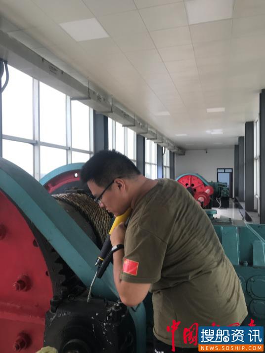 常州丹金船闸:冒着高温检修 保障运行安全
