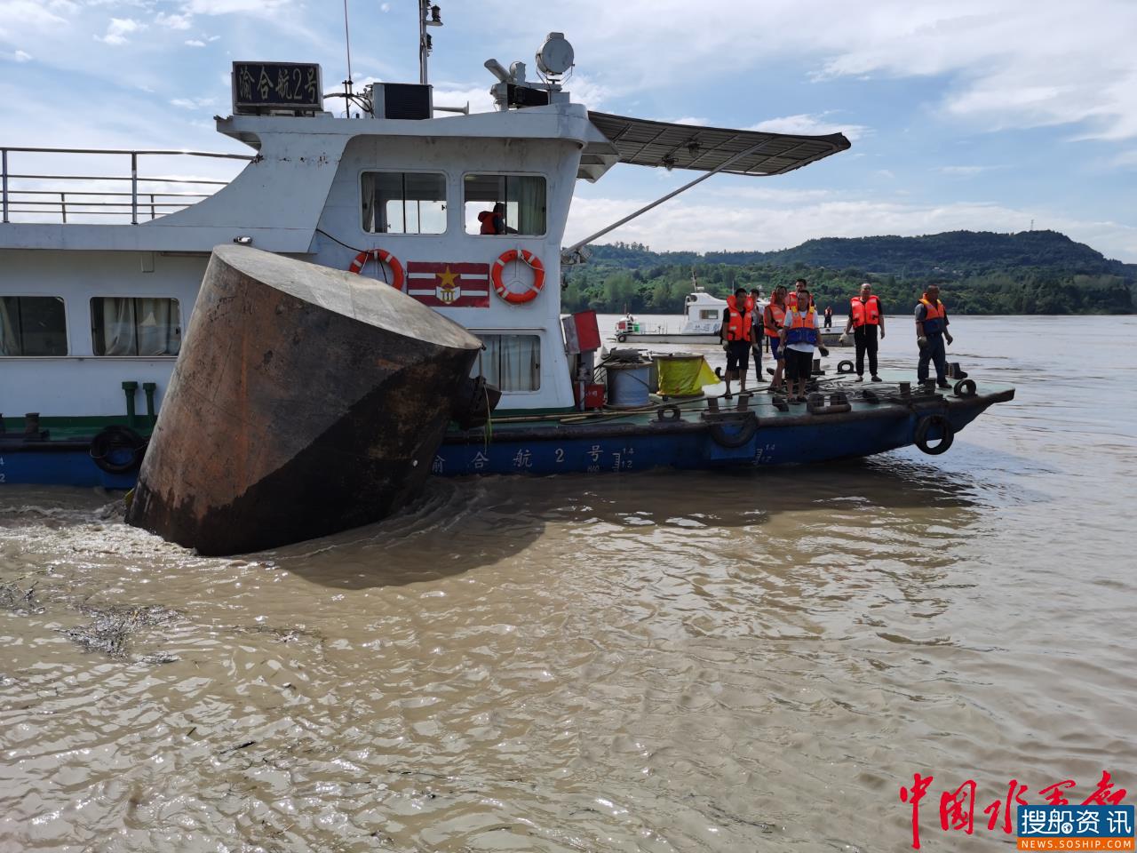 急!合川江面大型金属罐体漂流 赞!重庆港航历险2小时成功拦截