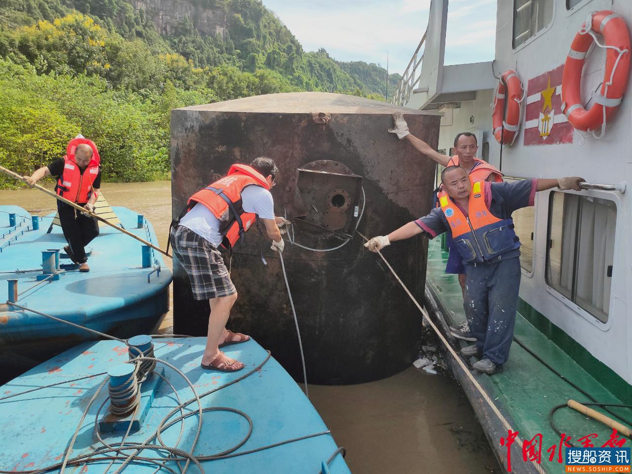 急!合川江面大型金属罐体漂流 赞!重庆港航历险2小时成功拦截