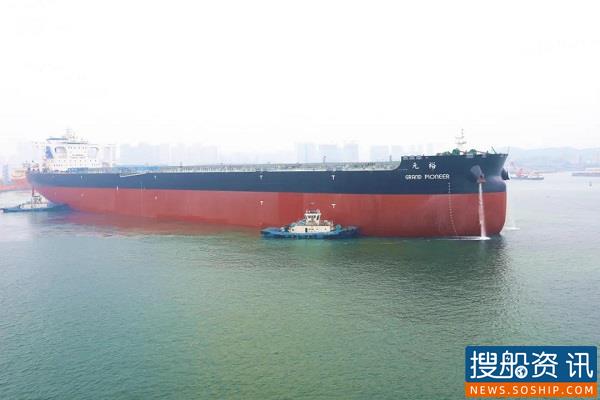 武船集团32.5万吨系列矿砂船启航海试