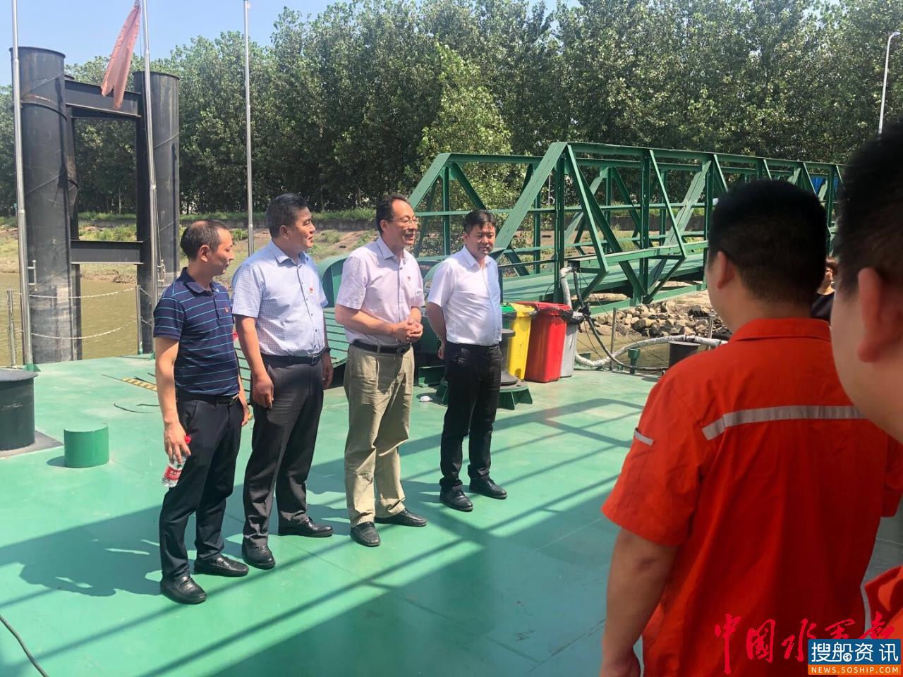 南京市新兴产业工会主席周永海到靖江处开展高温慰问