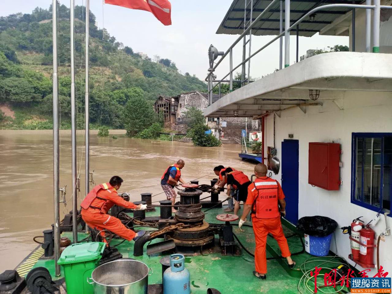现场直击:长江第5号洪水过境 涪陵航道职工全力应对