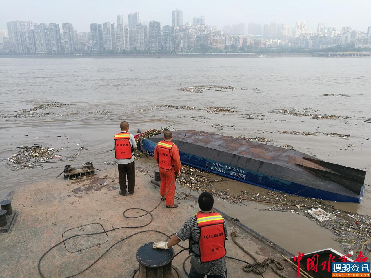 现场直击:长江第5号洪水过境 涪陵航道职工全力应对