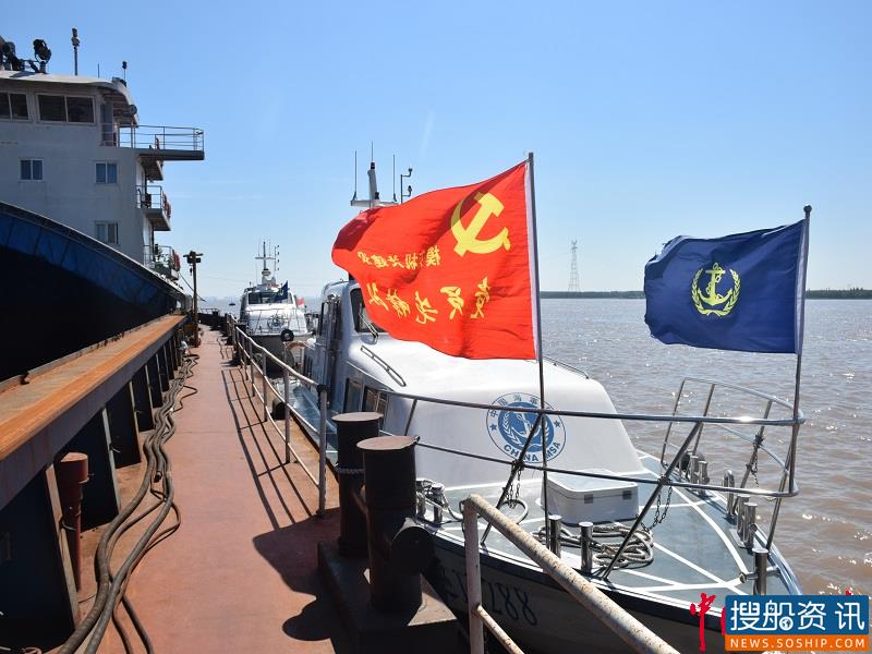 荆州海事局党员突击队持续让党旗在防汛抢险一线高高飘扬