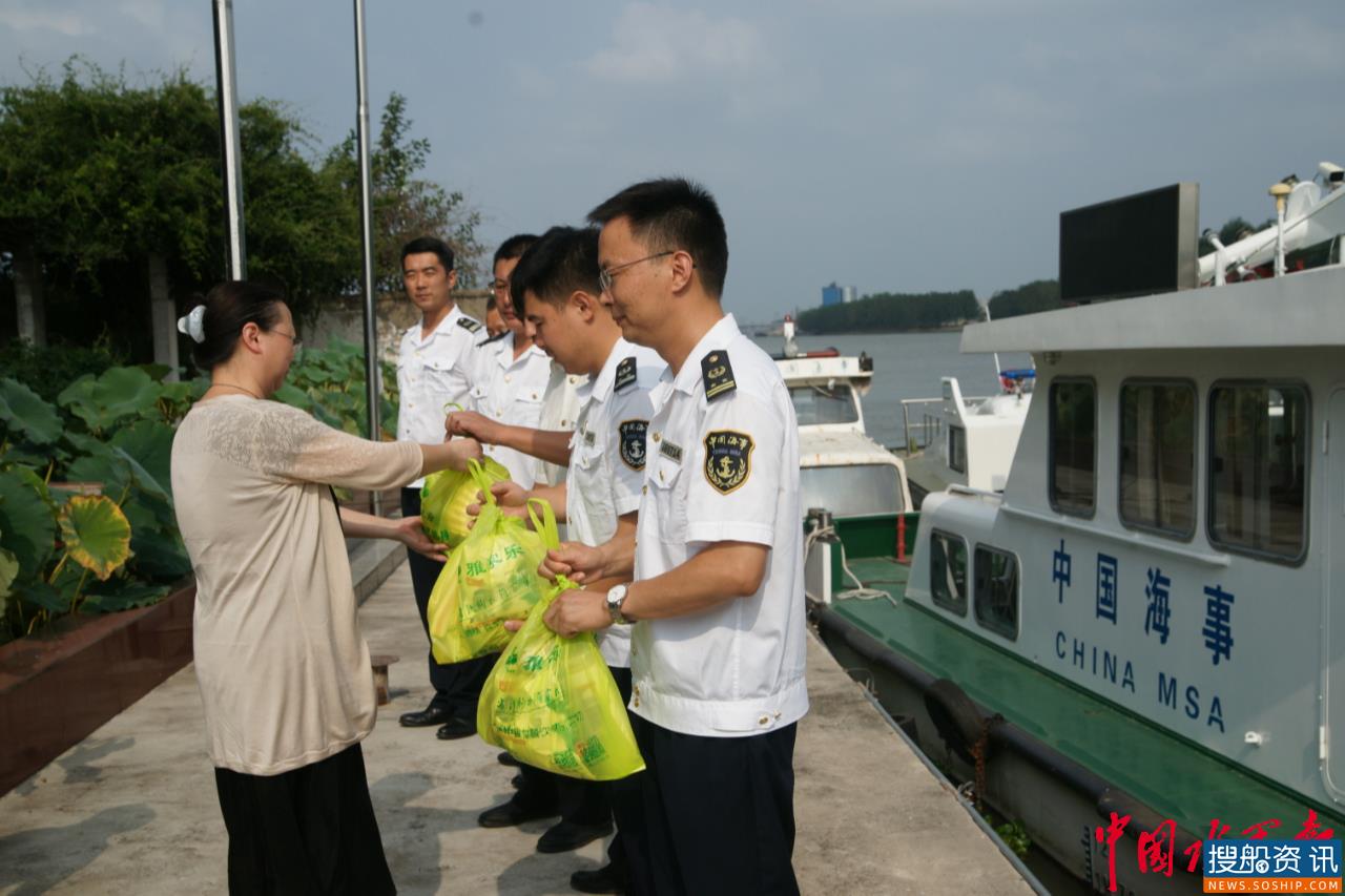 盐城地方海事“清凉”送到执法一线