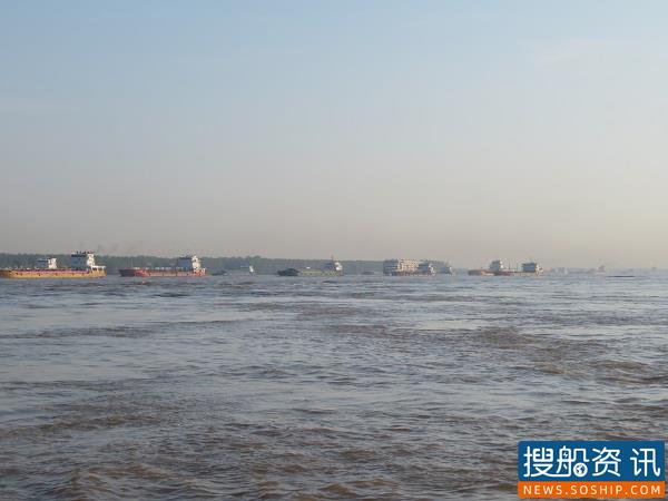 岳阳海事有序滚动放行船舶过境,全面迎战“长江2020年第5号洪水”