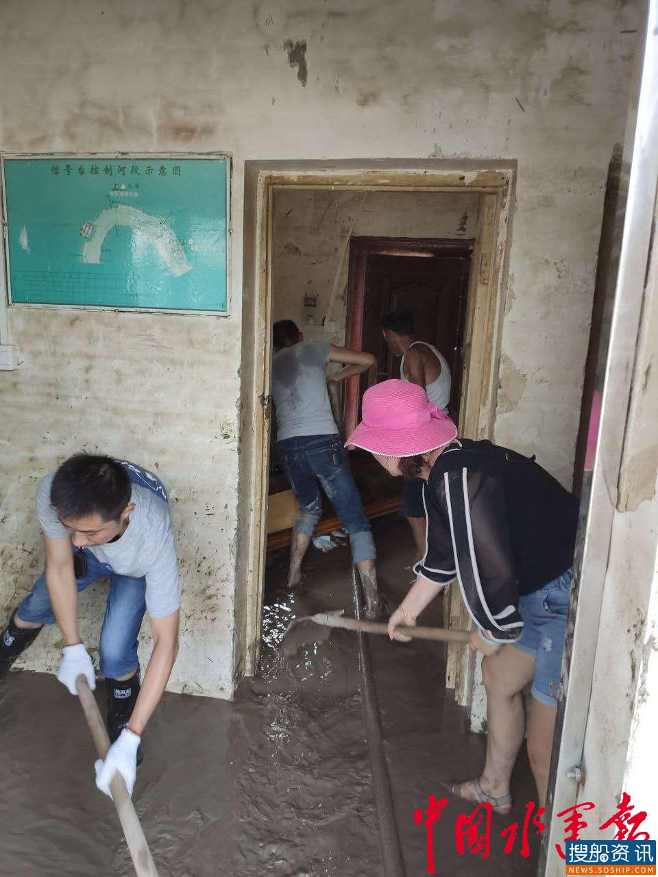 重庆洪峰过境 嘉陵江沿线航道职工清淤忙