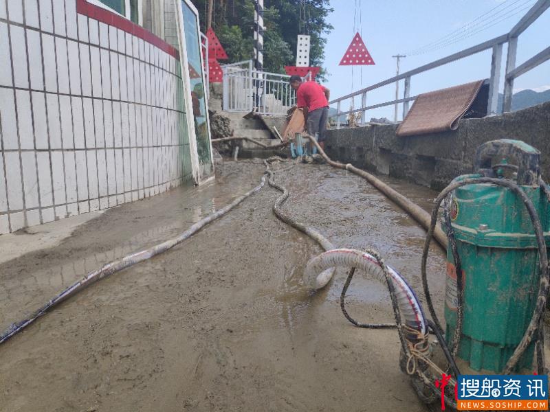 重庆洪峰过境 嘉陵江沿线航道职工清淤忙