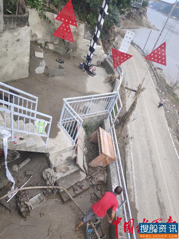 重庆洪峰过境 嘉陵江沿线航道职工清淤忙
