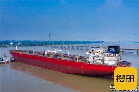 扬州中远海运重工一艘114000吨油轮顺利出坞