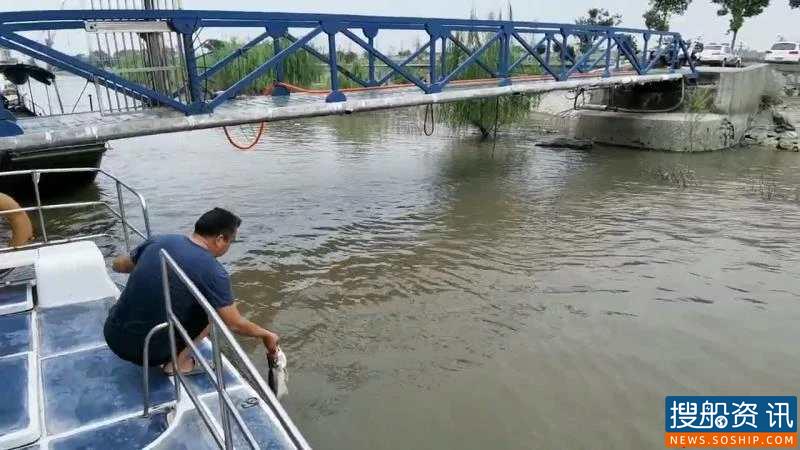 一男子驾驶快艇江上钓鱼被查