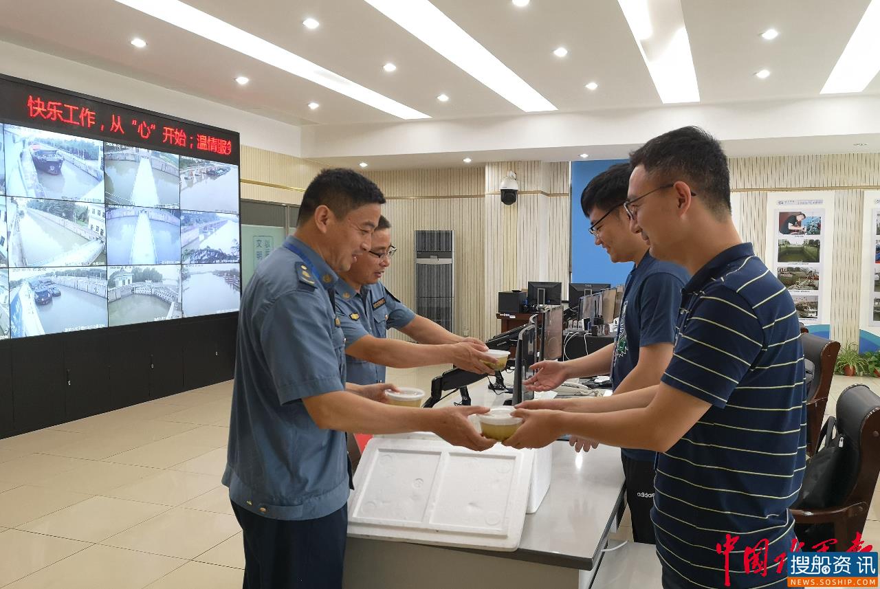 绿豆汤清凉可口 送一线情深意浓 施桥船闸党支部开展高温慰问