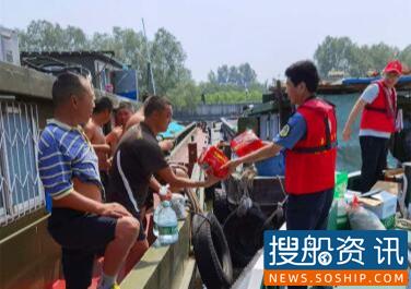 连云港善后河船闸为待闸船民“降温”