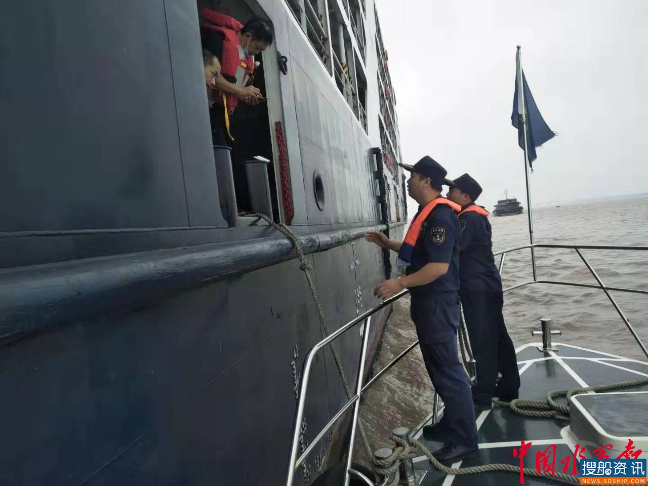 岳阳海事局加强汛期锚泊船舶安全监管