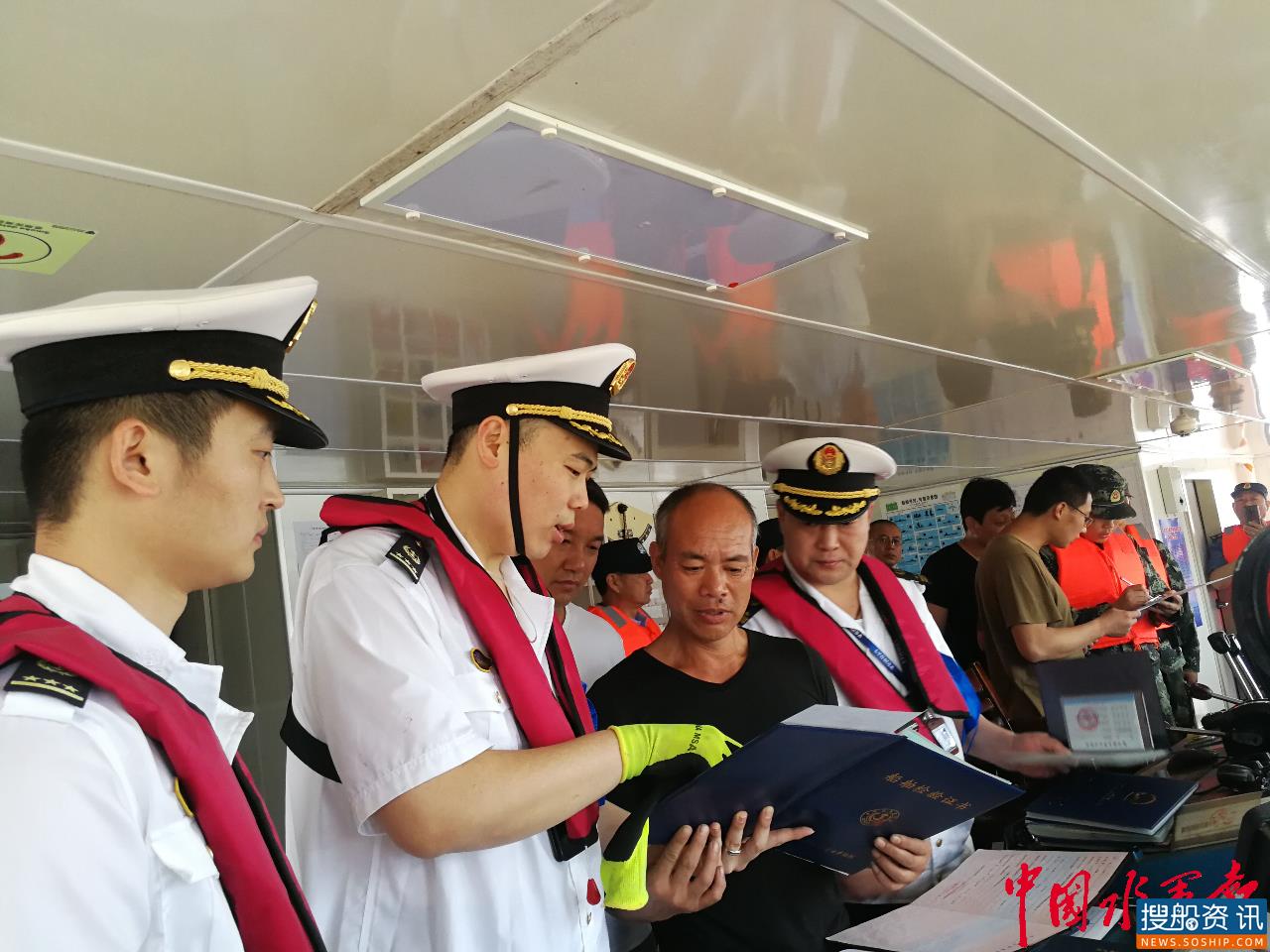 连云港灌河水域查处首起“一船多码”违法行为