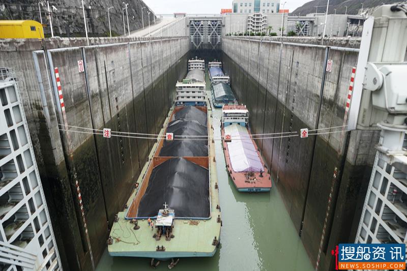 三峡船闸因汛停航174小时后复航 运行以来最大洪峰、最长停航