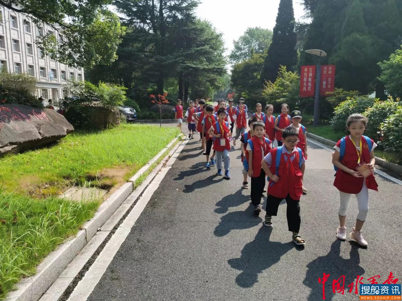 小小记者团走进港航