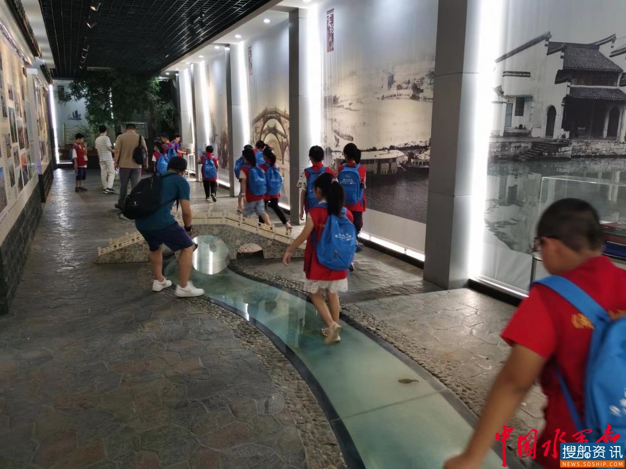 小小记者团走进港航