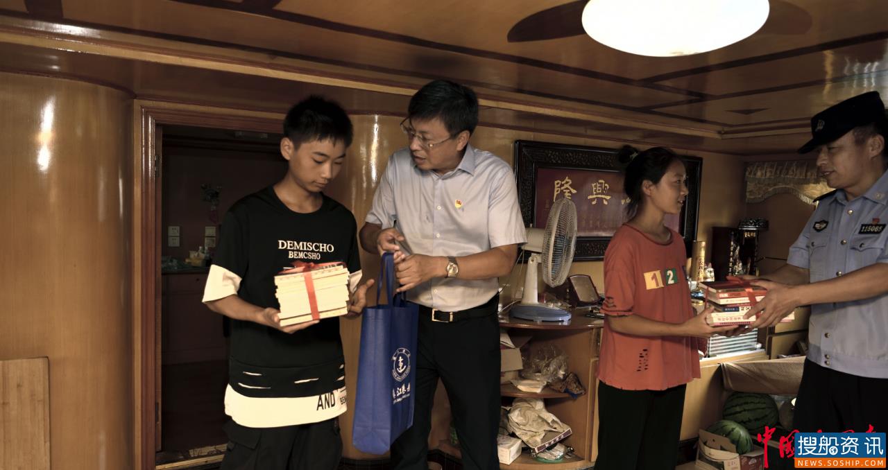 构建书香港航 传递拳拳爱心