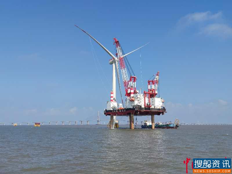洋山港海事局在台风来临前保障海上新建风电场第一台机组成功吊装