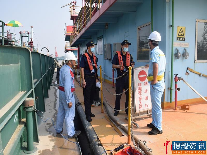 荆州海事局强化到港危险品运输船舶安全检查