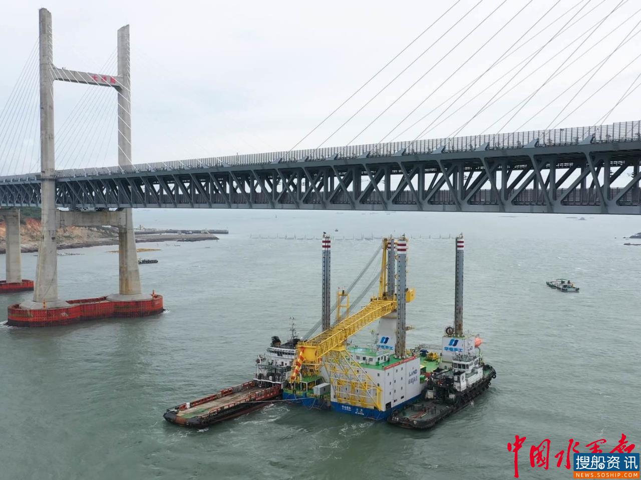 严阵以待 平潭海事局助力大型风电作业平台通过福平公铁大桥通航孔