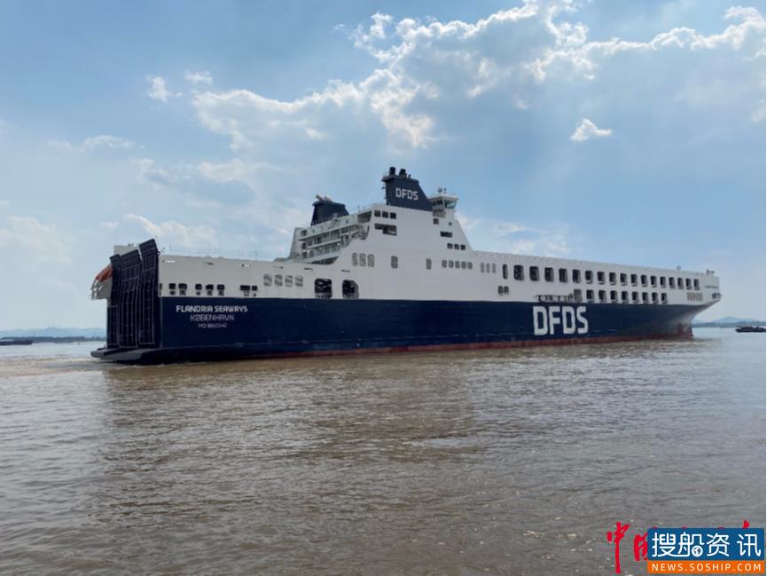 中国建造最大长度货滚船从南京港出江
