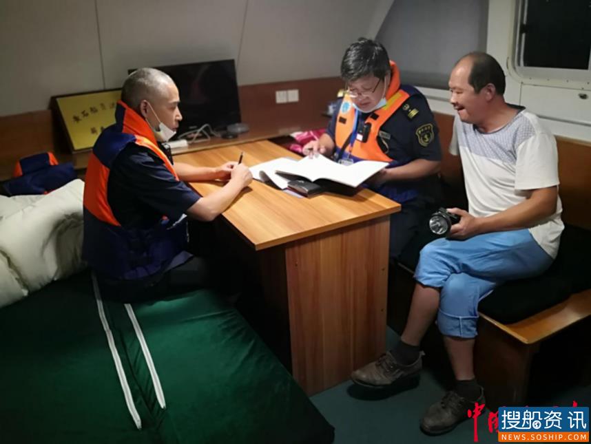 深夜出击 黄石海事打击非法洗砂