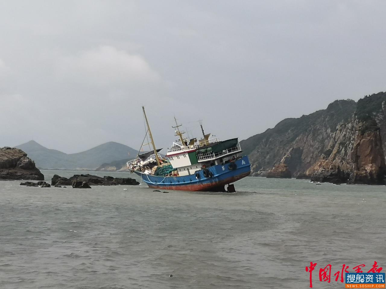 温州海事成功救助12名遇险渔民