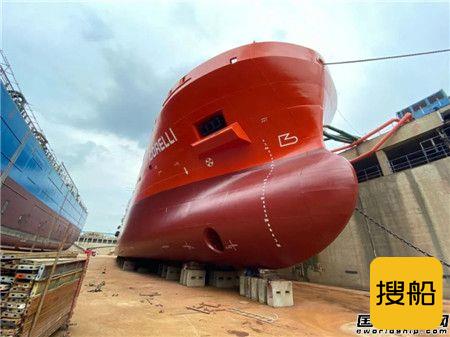 扬州金陵3600吨不锈钢化学品船首制船顺利出坞