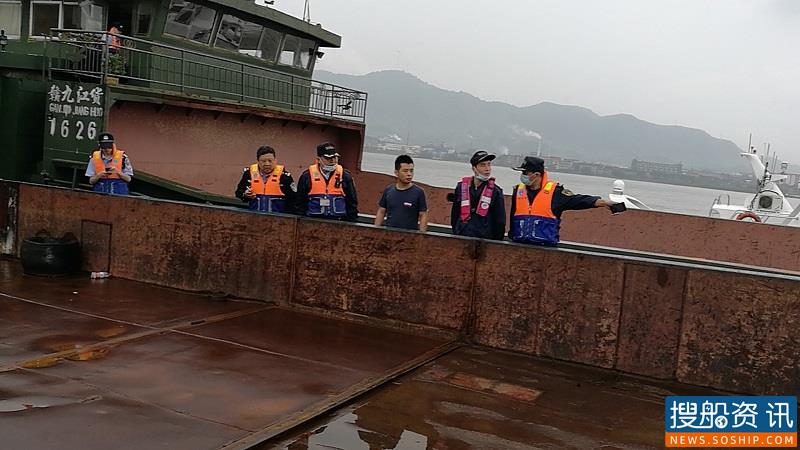 黄石富池海事深夜出击 严厉打击非法采砂