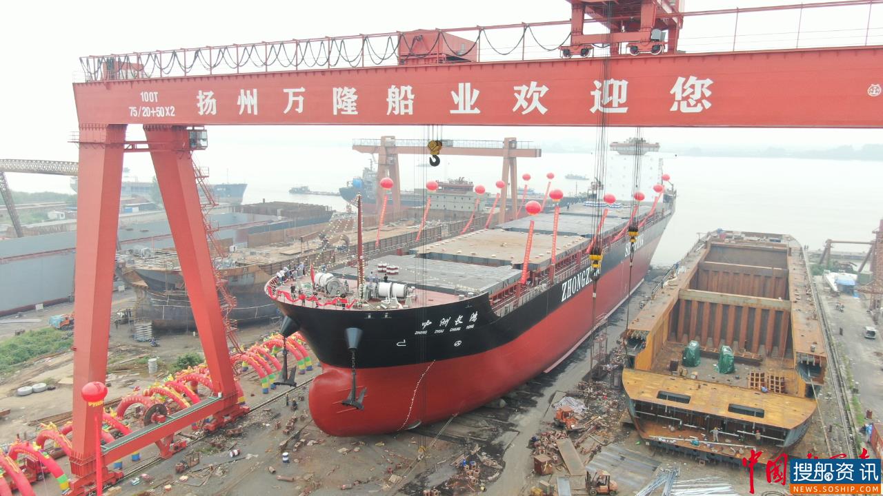 万吨巨轮下水作业 扬州海事水陆空联动力保安全