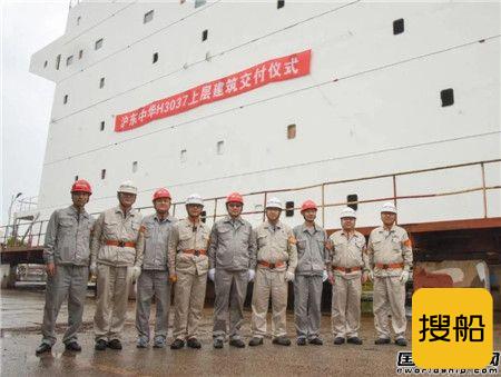 外高桥海工22000TEU集装箱上建顺利交付
