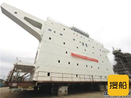 外高桥海工22000TEU集装箱上建顺利交付