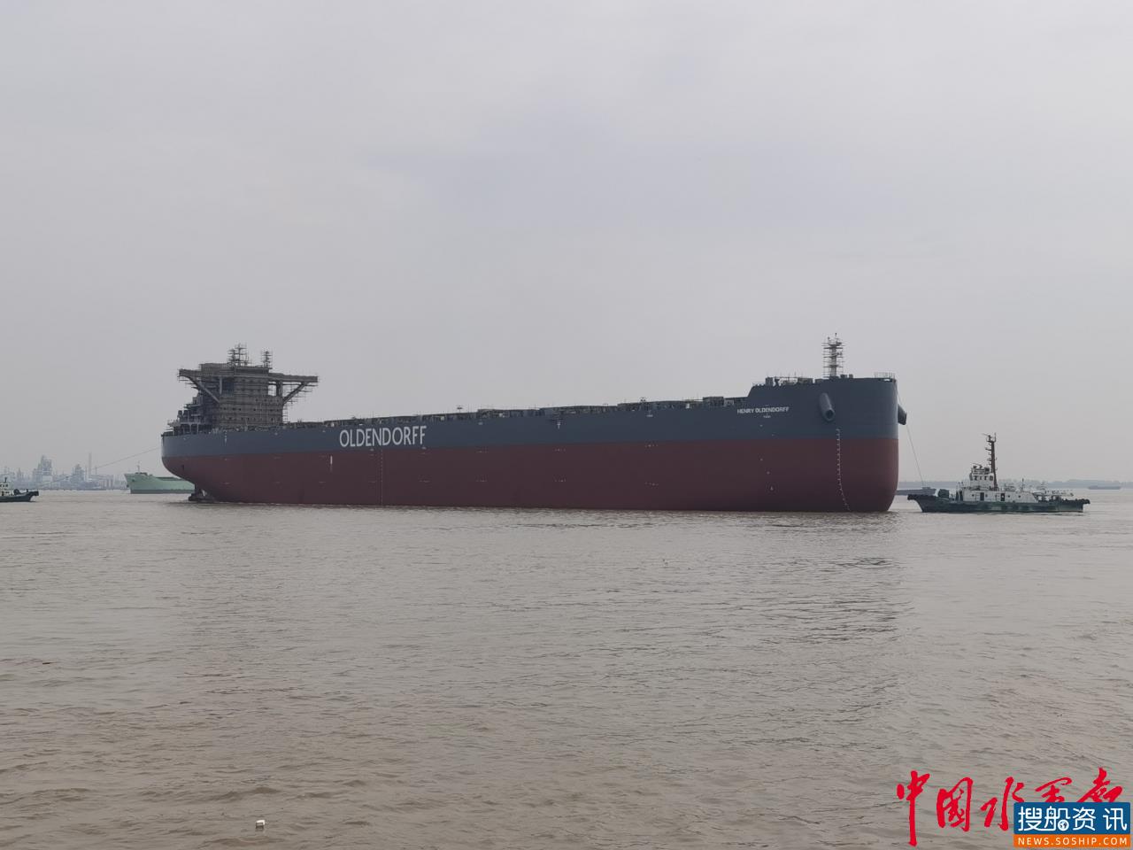 镇江20.8万吨级新造海轮顺利出坞