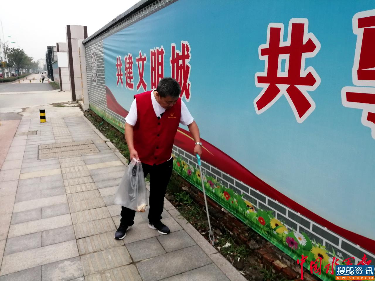 张家港地方海事开展“烟头不落地 港城更美丽”志愿活动