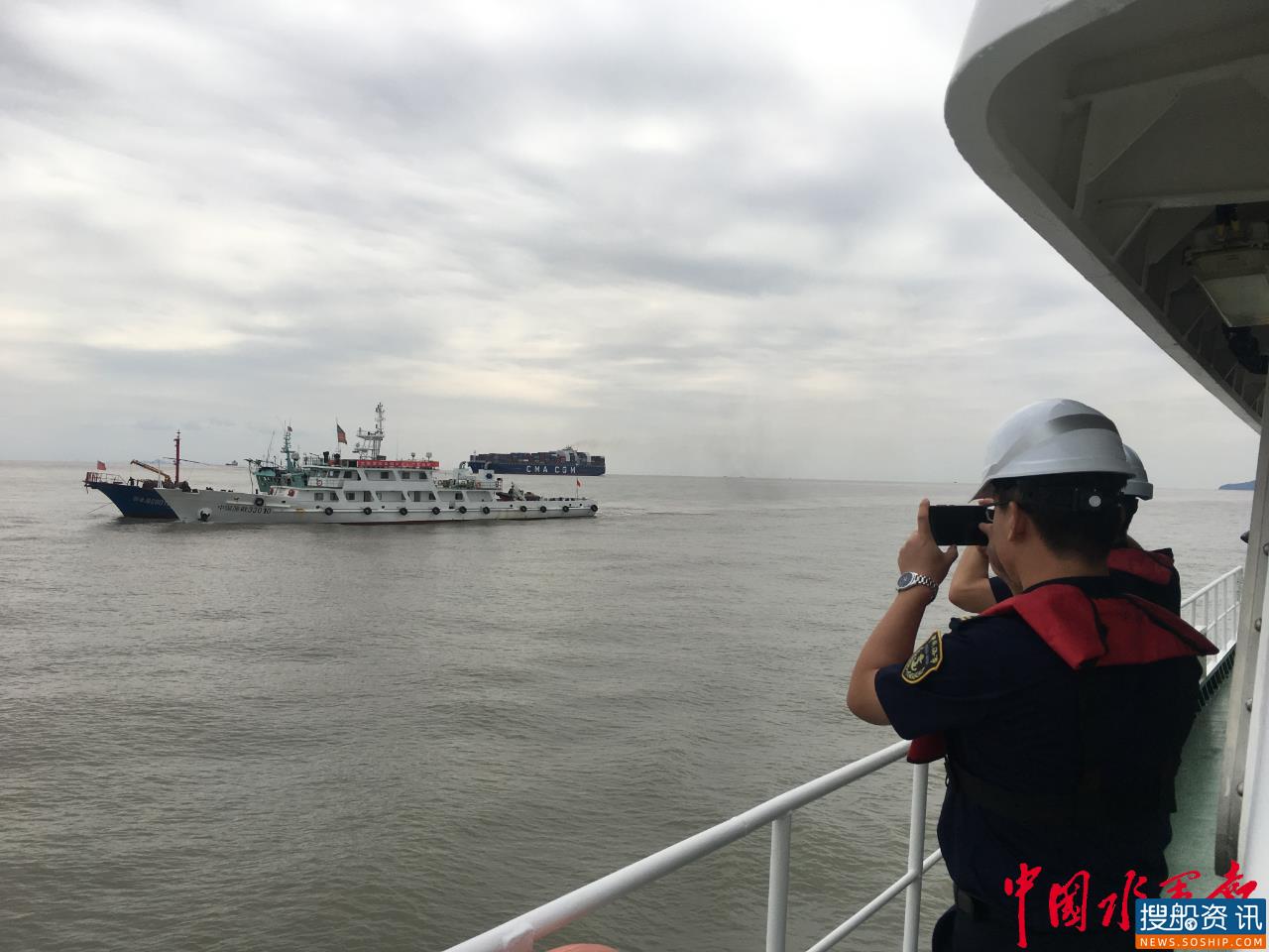 洋山港海事局联合嵊泗渔政开展开渔后违规布设渔网整治行动
