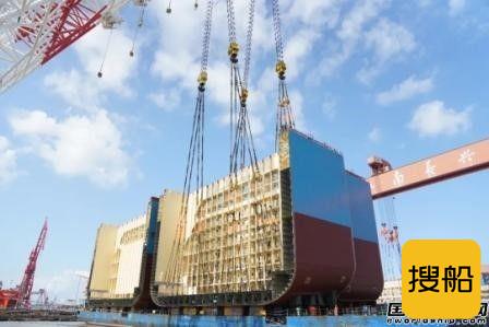 江南造船巨型总段异地建造成功实现异地驳运