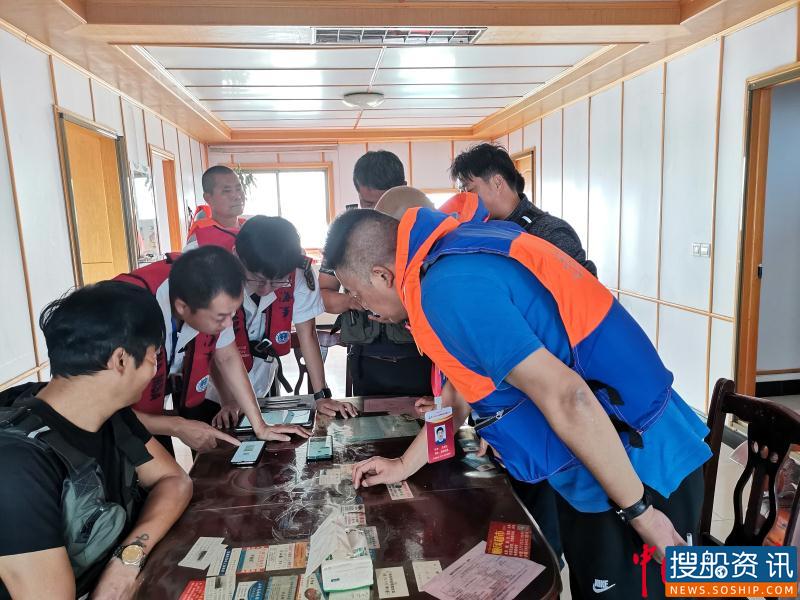 上线首日:高资海事现场指导船民操作“海事慧眼”
