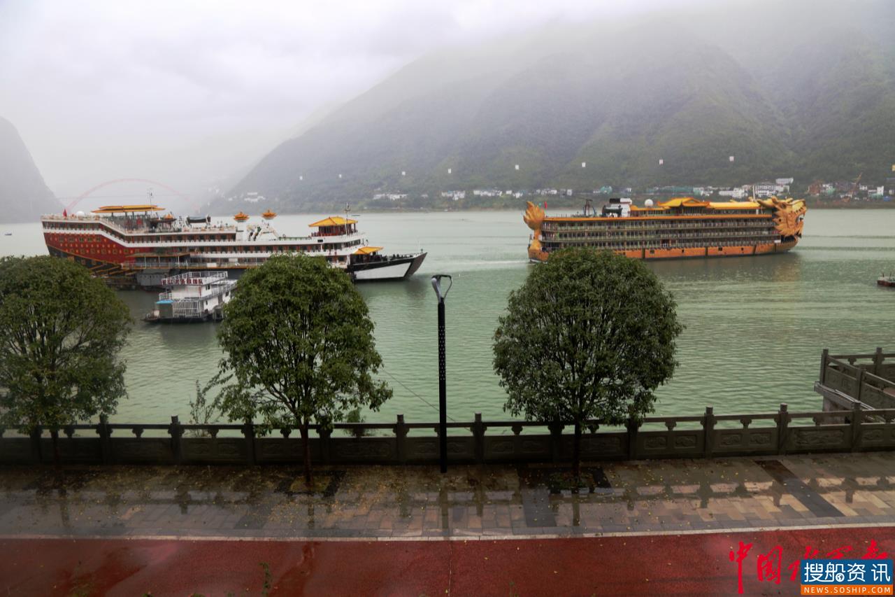 重庆巫山双节水路旅游火爆 港航海事竭力确保水运安全