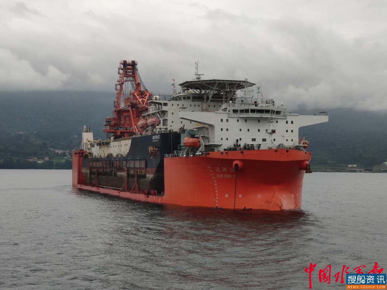 下潜在台风到来之前完成 泛洲10半潜船完成大型海洋石油202工程船下潜卸船任务
