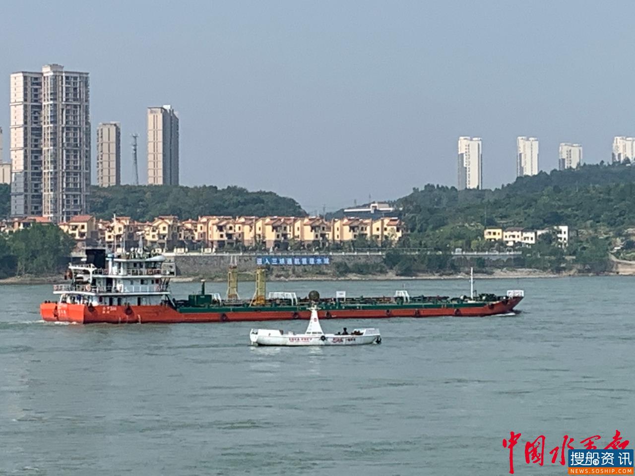 宜昌航道部门投放新航标确保长江枯水期行船安全
