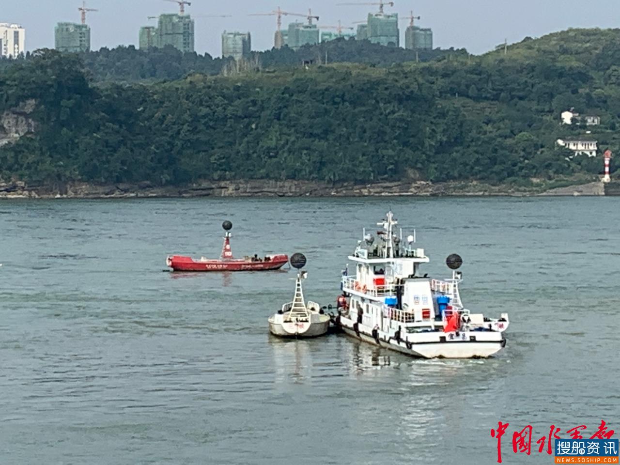 宜昌航道部门投放新航标确保长江枯水期行船安全
